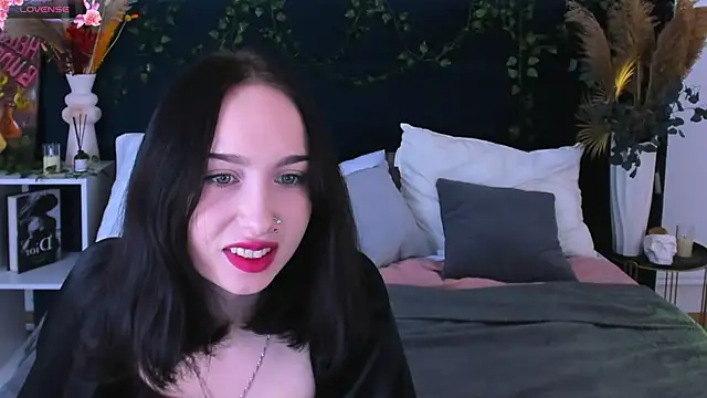 MonikaCarter online show from December 4, 2025, 12:58 pm