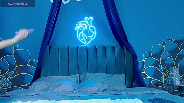 Maylu Fox online show from October 12, 2025, 4:33 am