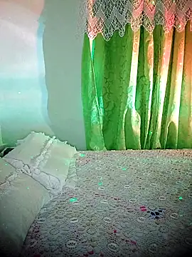 Linda Saenz  online show from November 14, 2025, 3:49 am