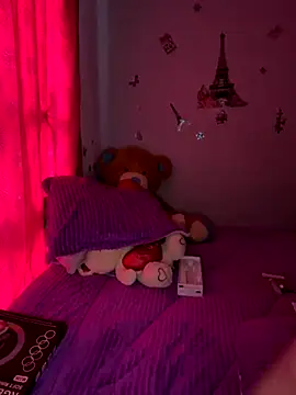 naomirouse  online show from December 5, 2025, 6:37 pm