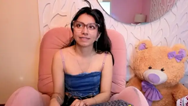 VioletxBloom online show from April 7, 2026, 12:05 pm