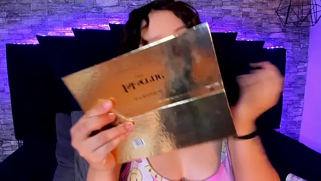 Suxan White  online show from April 22, 2026, 9:49 pm