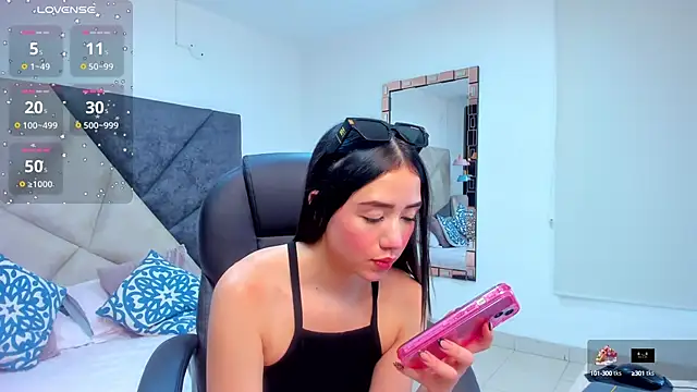 SaraWagner  online show from October 13, 2025, 5:57 pm