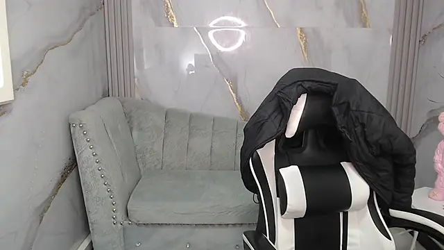 Ashley Blum v online show from December 13, 2025, 8:14 pm