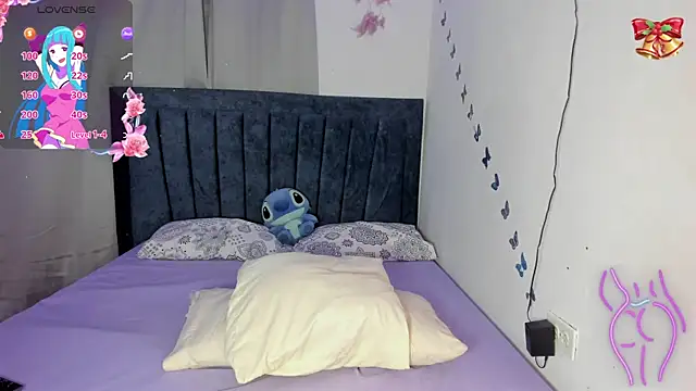 Snapshot of emmie_bunny chatting on December 16, 2025, 11:21 pm emmie bunny online show from December 16, 2025, 11:21 pm