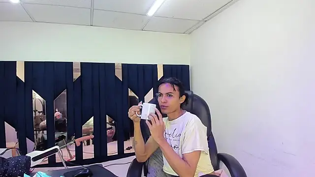 Aisha hotts777 online show from April 28, 2026, 4:06 am