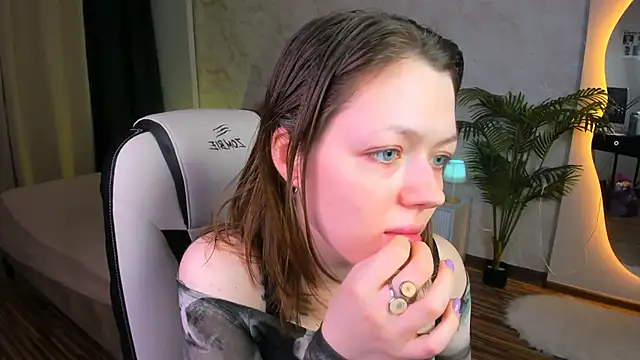 Lunar Lily online show from November 5, 2025, 5:40 am