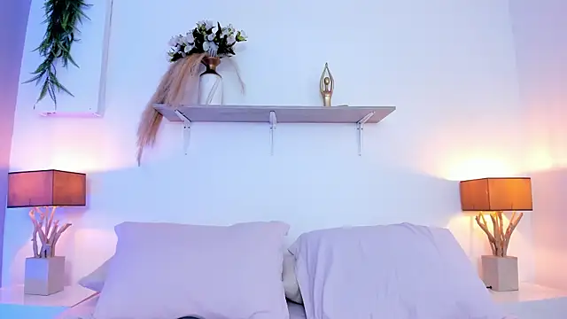 LuciaBenett  online show from September 10, 2025, 7:25 pm