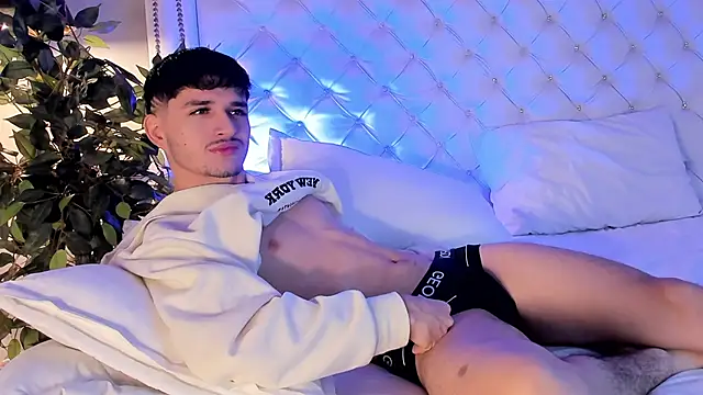 LiamMuller online show from November 21, 2025, 12:04 pm