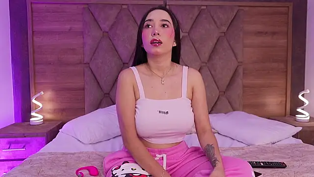 chloegils  online show from November 25, 2025, 3:34 pm