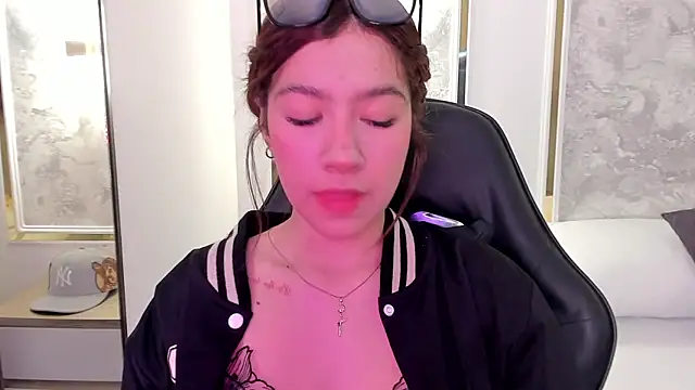 doll eyees  online show from September 24, 2025, 2:26 am