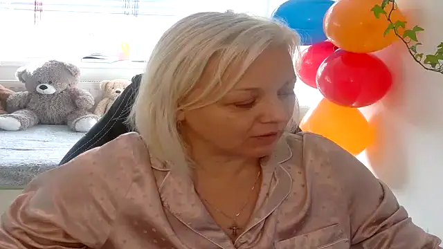 Linsy Kim online show from December 18, 2025, 10:43 am