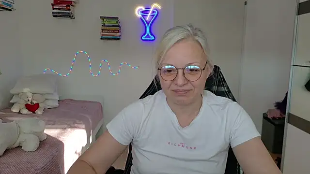 Linsy Kim online show from April 19, 2026, 4:39 pm