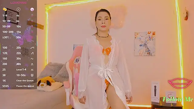 milfAaura online show from May 23, 2026, 2:17 am
