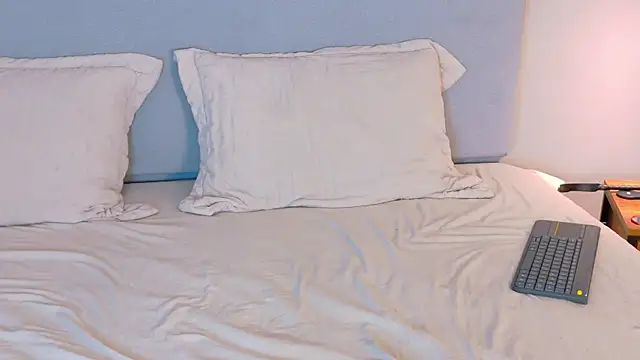 Snapshot of CathMellow chatting on November 9, 2025, 7:39 am CathMellow online show from November 9, 2025, 7:39 am