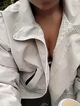 venu00 online show from December 5, 2025, 6:33 am