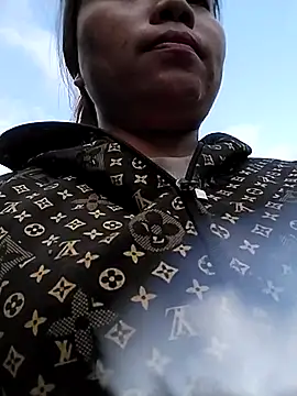 venu00 online show from December 22, 2025, 5:37 am