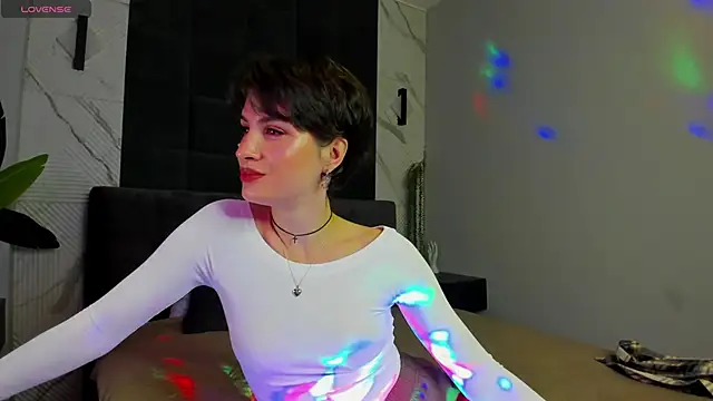 Adeline Perle online show from September 24, 2025, 12:03 am