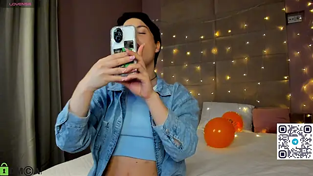 Adeline Perle online show from October 30, 2025, 1:29 am