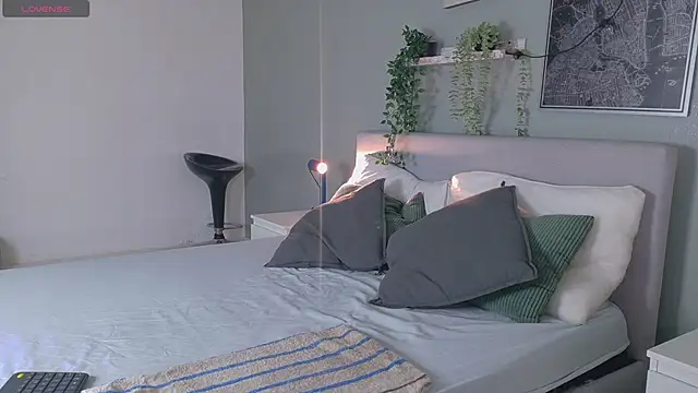 BriannaBennett   online show from December 4, 2025, 11:41 am