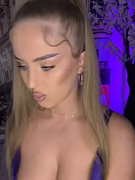 AubrieleRouj1 online show from April 19, 2026, 6:32 pm