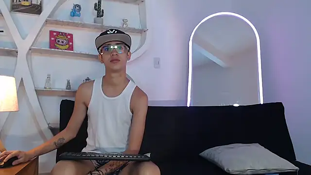 PRETTY FEM online show from September 22, 2025, 1:35 pm