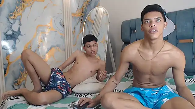 PRETTY FEM online show from April 21, 2026, 1:42 am