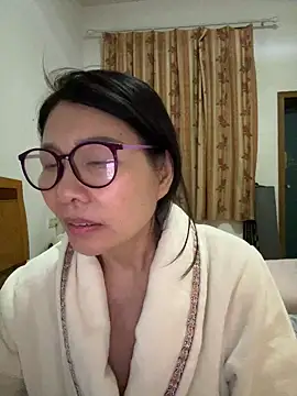 xiiuuff18 online show from April 22, 2026, 11:12 am