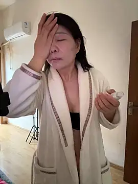 xiiuuff18 online show from April 22, 2026, 11:17 pm