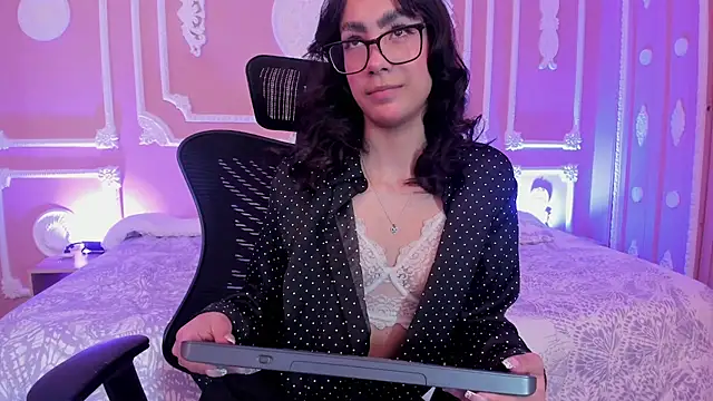 aitana johns online show from October 4, 2025, 3:21 pm