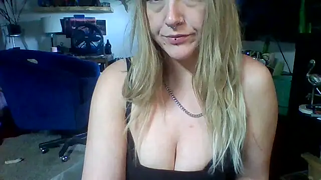 Snapshot of cutiekayls chatting on July 1, 2026, 10:53 pm cutiekayls online show from July 1, 2026, 10:53 pm