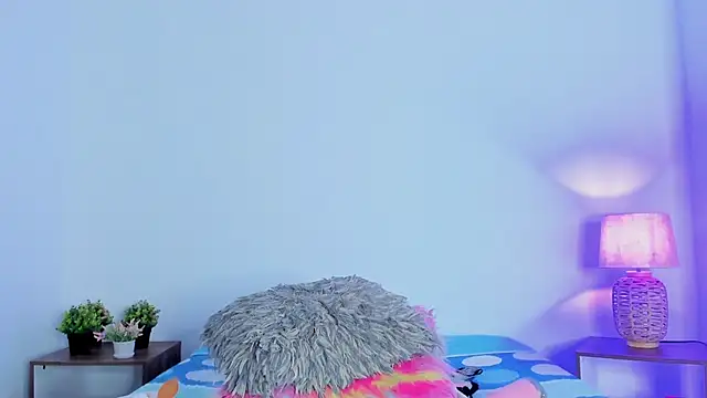 hailey hadid online show from October 2, 2025, 11:34 pm