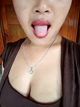 maycuc123 online show from September 18, 2025, 12:23 am