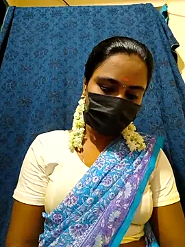 mini-queen online show from November 18, 2025, 4:55 pm