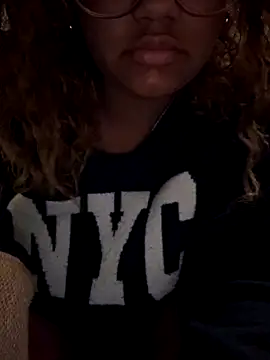 StylishEchium online show from September 24, 2025, 6:44 pm