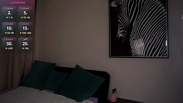 LilyHeupel online show from November 24, 2025, 6:35 am