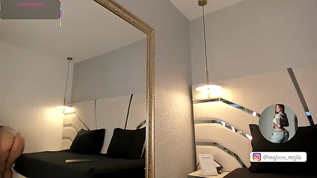 Julieth Rojas online show from September 30, 2025, 3:55 am