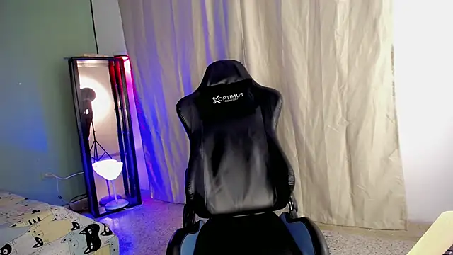 dilan hott  online show from November 3, 2025, 6:42 pm