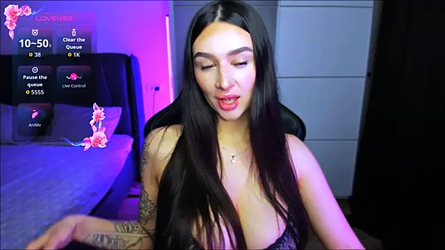 Veronica Larsson online show from November 3, 2025, 8:10 pm