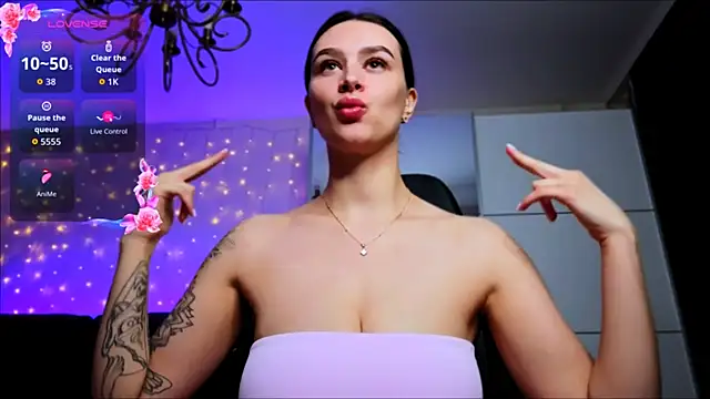 Veronica Larsson online show from April 21, 2026, 7:06 pm