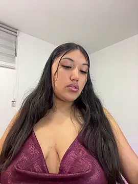 Snapshot of SharaRous chatting on May 2, 2026, 12:48 am SharaRous online show from May 2, 2026, 12:48 am