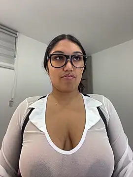 Snapshot of SharaRous chatting on May 14, 2026, 1:34 am SharaRous online show from May 14, 2026, 1:34 am