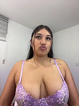 Snapshot of SharaRous chatting on May 17, 2026, 8:38 pm SharaRous online show from May 17, 2026, 8:38 pm