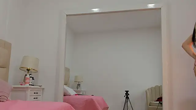 SkinnyGirl 28 online show from October 22, 2025, 8:41 pm