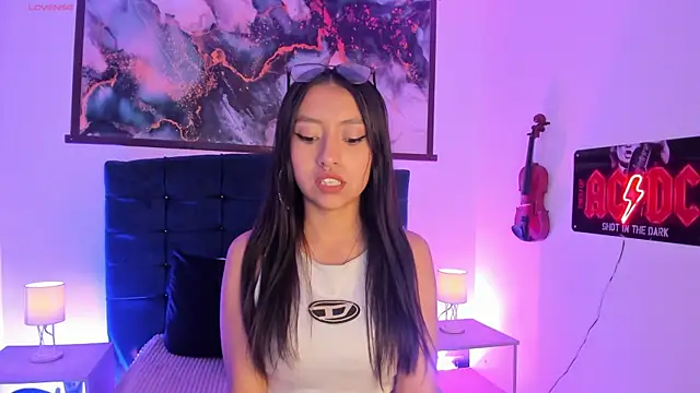 Luna Moo  online show from November 29, 2025, 11:52 pm