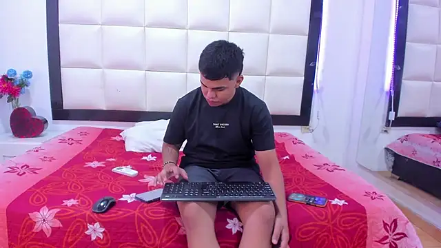 Snapshot of Aliss_Aron chatting on June 4, 2026, 12:00 pm Aliss Aron online show from June 4, 2026, 12:00 pm