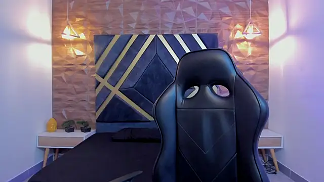 Alana cox  online show from December 4, 2025, 11:24 pm