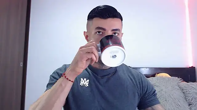 andrea de lucaa online show from December 22, 2025, 3:14 am