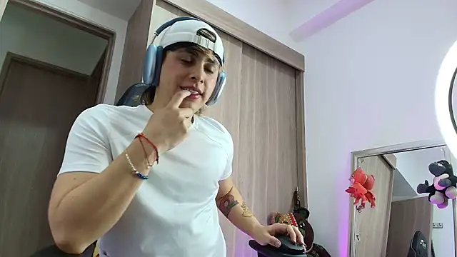 brunothompson3 online show from September 12, 2025, 12:22 am