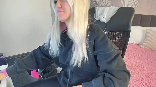 Kira Key online show from September 29, 2025, 1:44 am